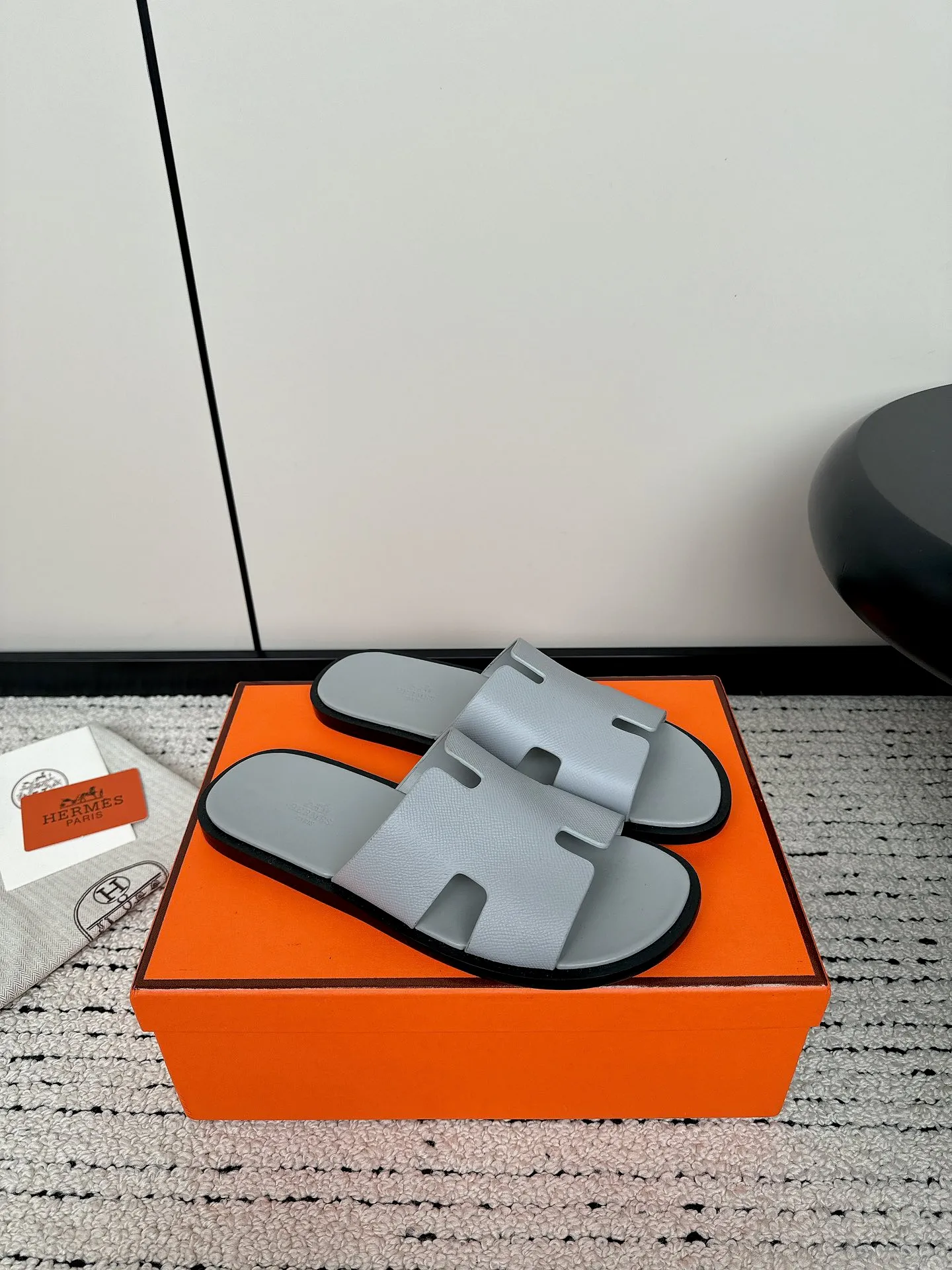 👟👟Ex-factory price 600👟👟 Couple model Hermes Hermès lzmir series Couple model Old uncle shoes Retro Second uncle slippers H slippers Sandals Original purchase and development Made goods Calfskin and suede goatskin sandals, classic "H" shaped upper This shoe is the finishing touch in your wardrobe, fully demonstrating the classic Hermes style. Beautiful packaging at the delivery counter🛍📦 ▪️ Fabric: Original custom imported first-layer cowhide ▪️ Foot pads: Imported cowhide lining ▪️ Sole: Original Italian genuine leather outsole ▪️ Sole thickness: 1CM ▪️ Size: 35-44 (women’s size 40, men’s size 38.45, customized)